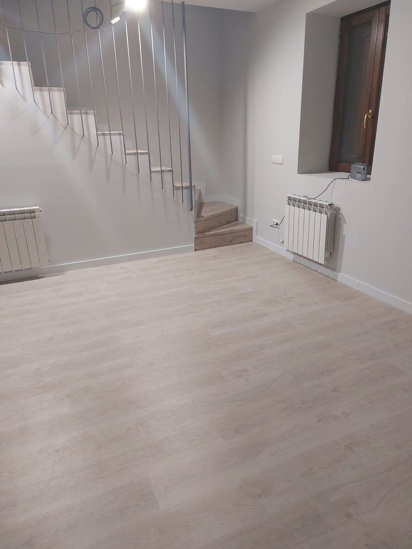 Pavimento Laminado de la marca FinFloor instalado detalle del comedor - Andreu Parquets