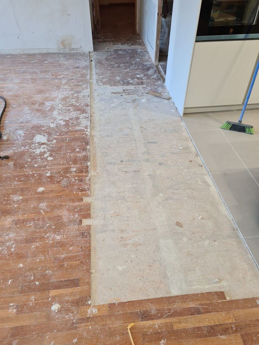 Andreu Parquets Lleida - Detalle del suelo de parquet donde faltan lamas