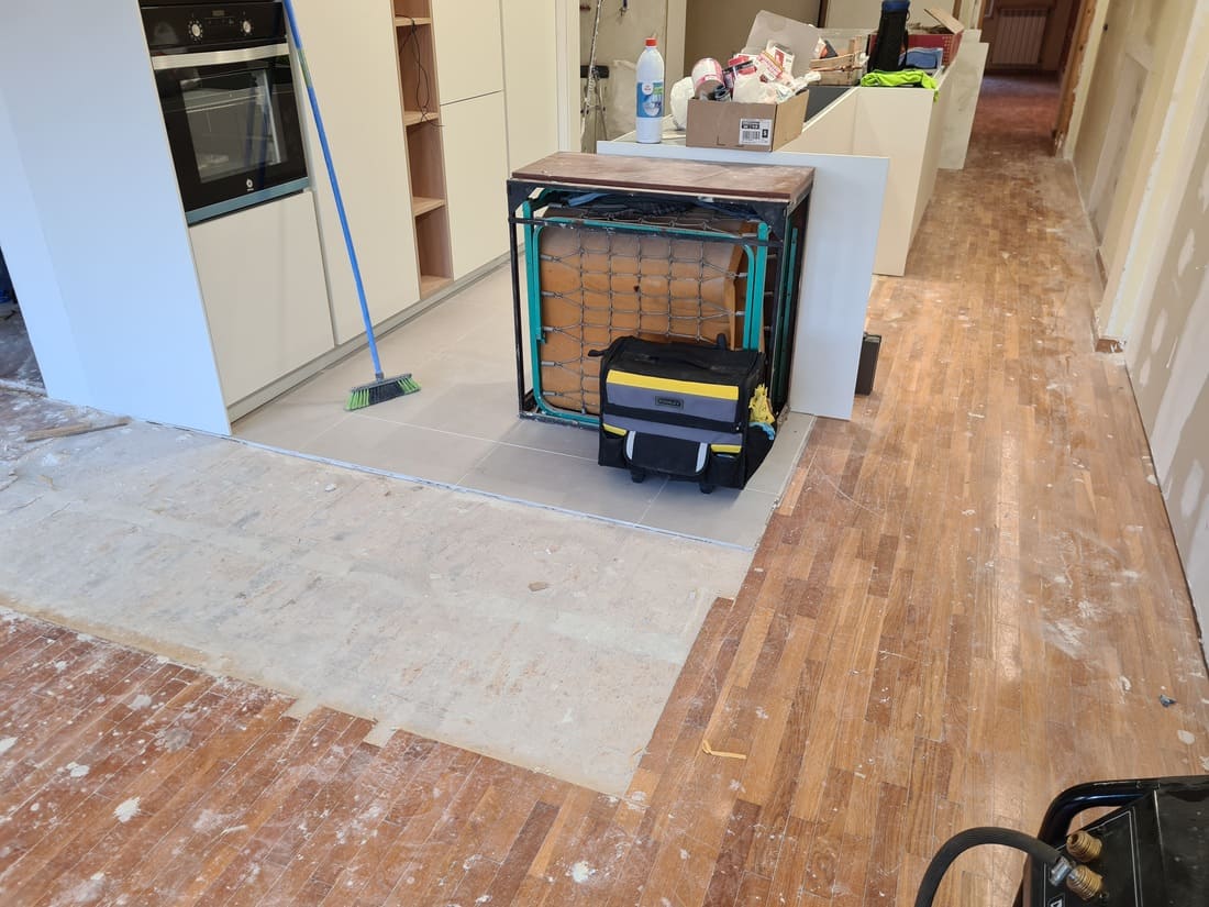 Detalle del suelo de parquet donde faltan lamas -Andreu Parquets Lleida