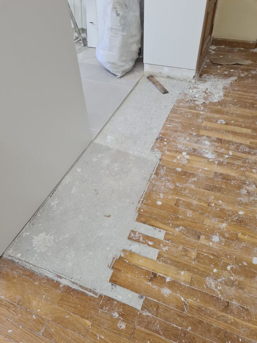 Detalle del suelo de parquet donde faltan lamas -Andreu Parquets