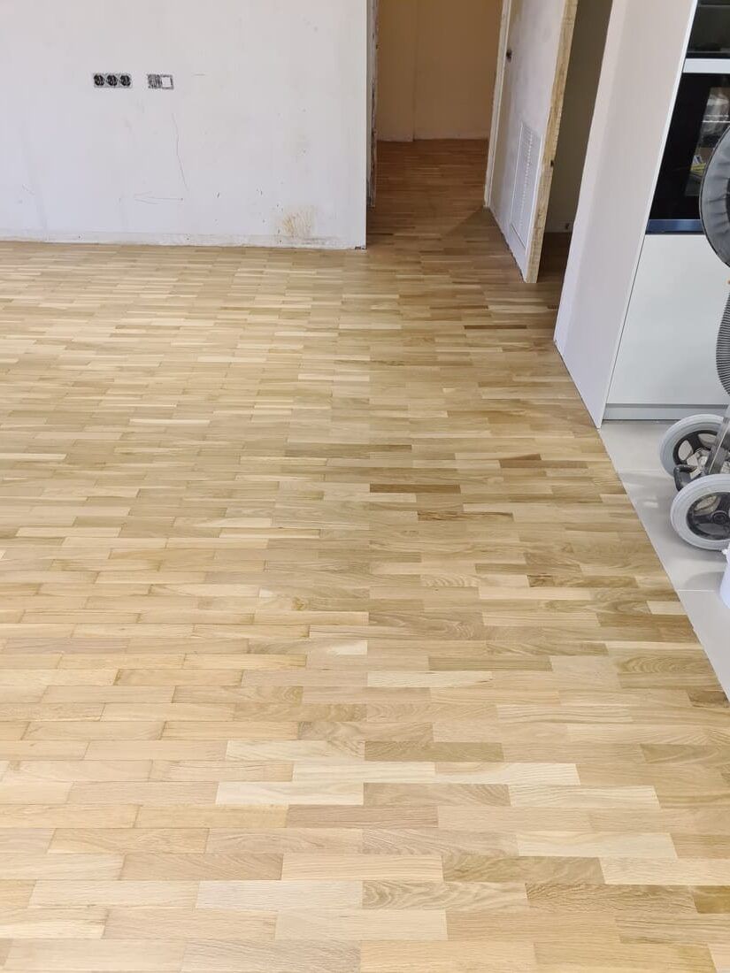 Detalle del suelo de parquet restaurado después de añadir las lamas - Andreu Parquets
