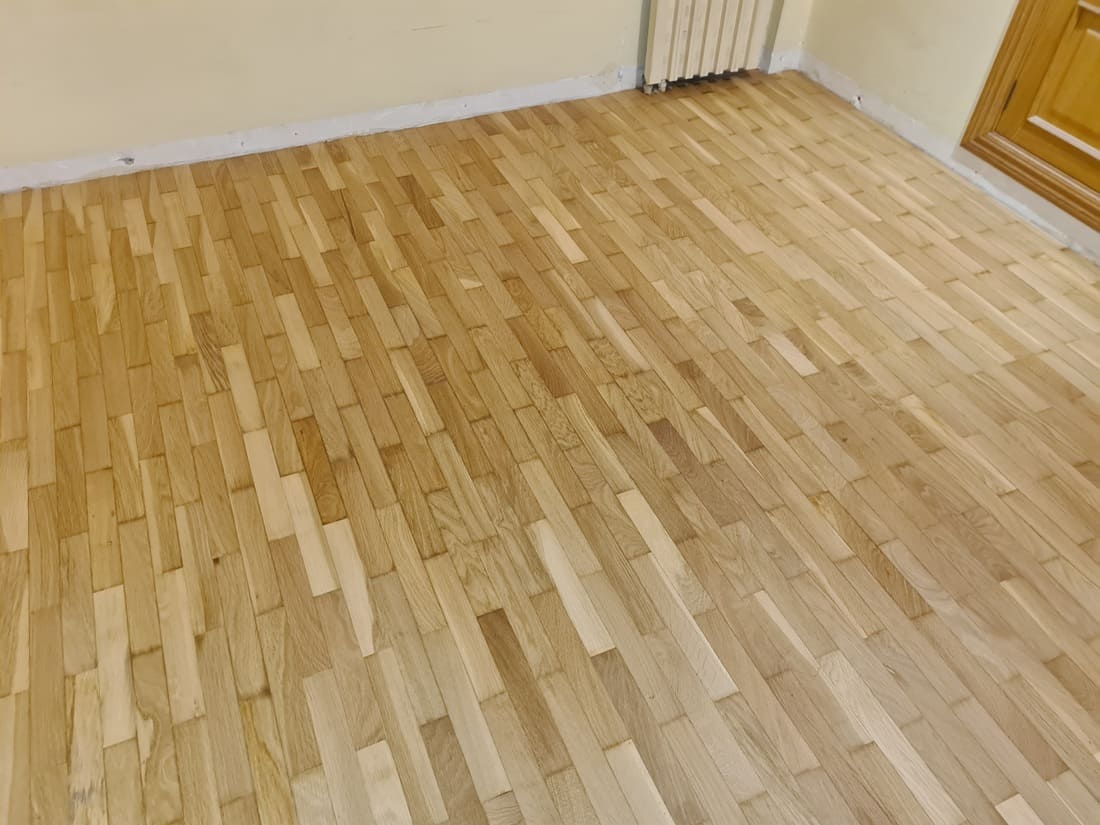 Detalle del suelo de parquet restaurado después de añadir las lamas - Andreu Parquets Lleida