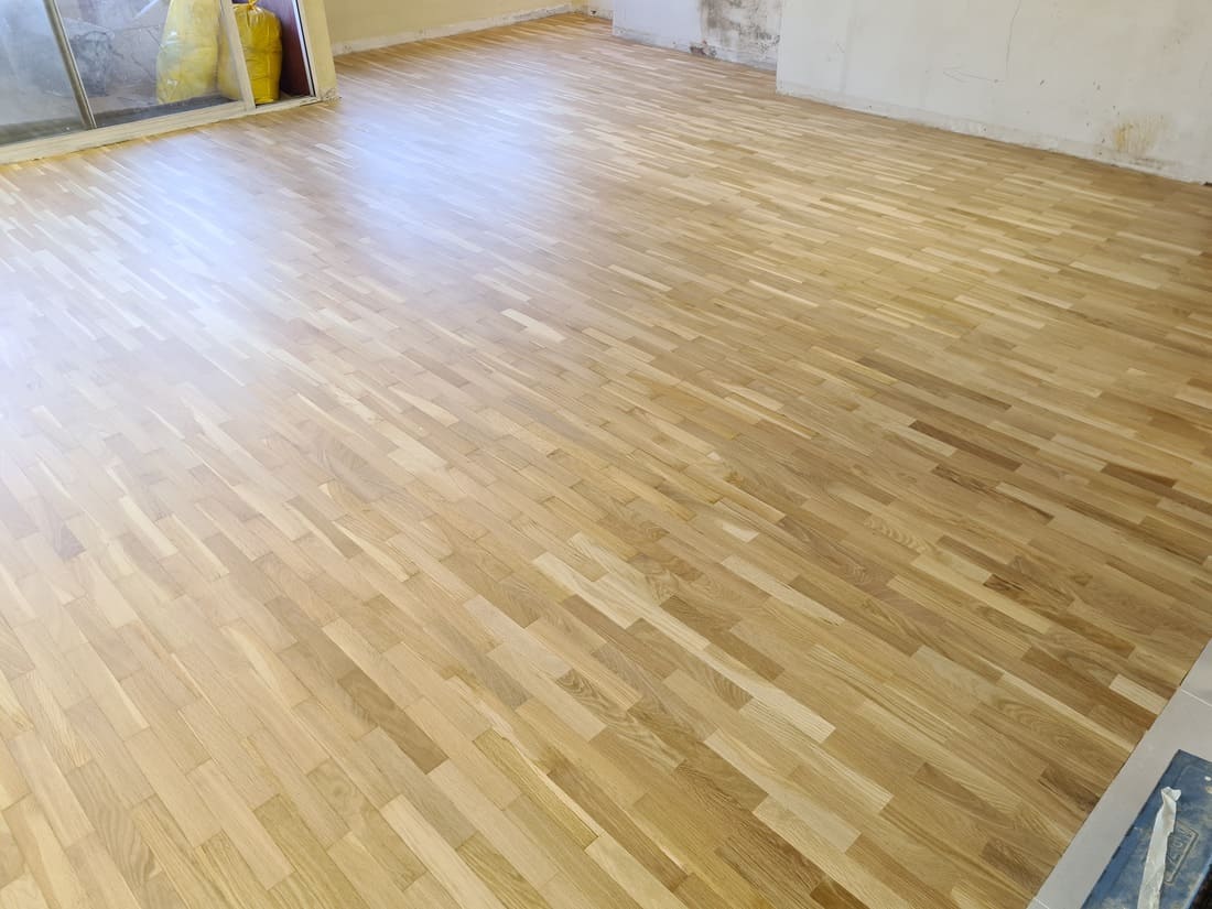 Detalle del suelo de parquet restaurado después de añadir las lamas - Andreu Parquets Lleida