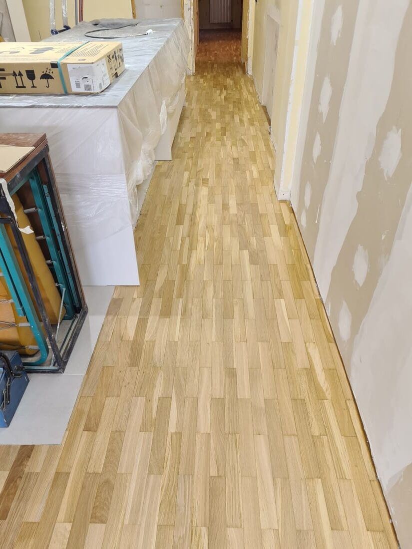 Detalle del suelo de parquet restaurado después de añadir las lamas - Andreu Parquets Lleida