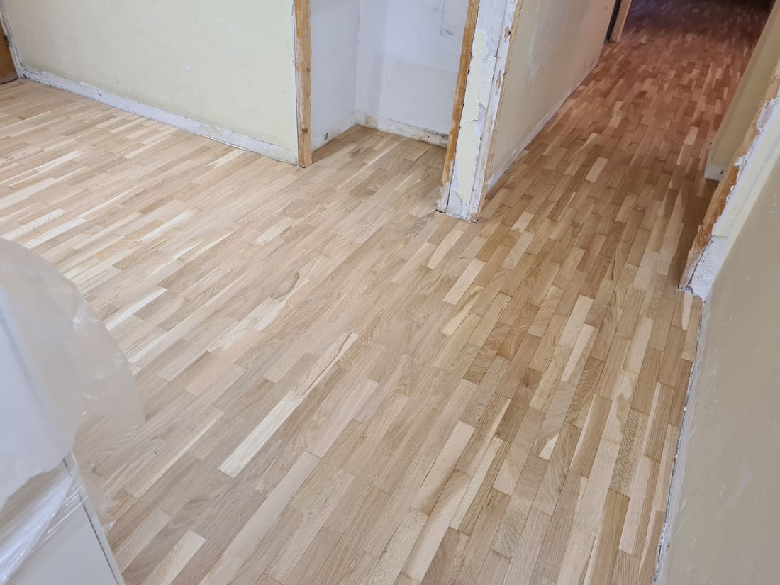 Detalle del suelo de parquet restaurado después de añadir las lamas - Andreu Parquets