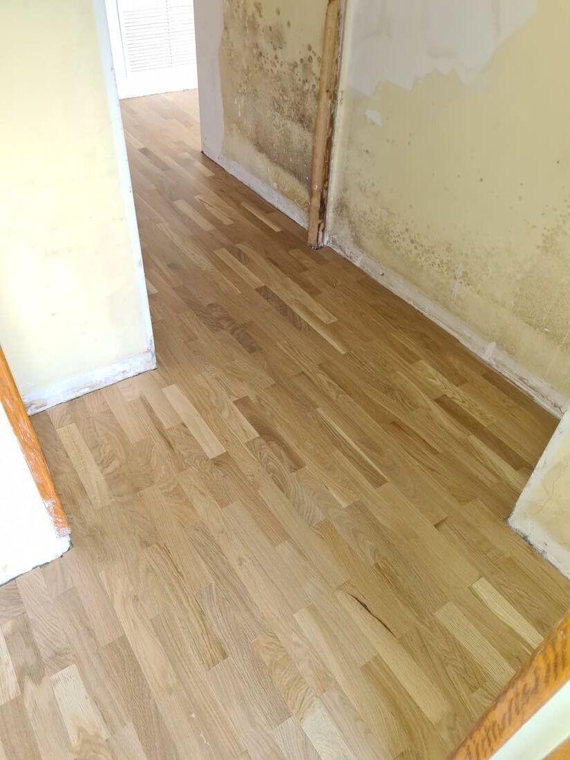 Detalle del suelo de parquet restaurado después de añadir las lamas - Andreu Parquets