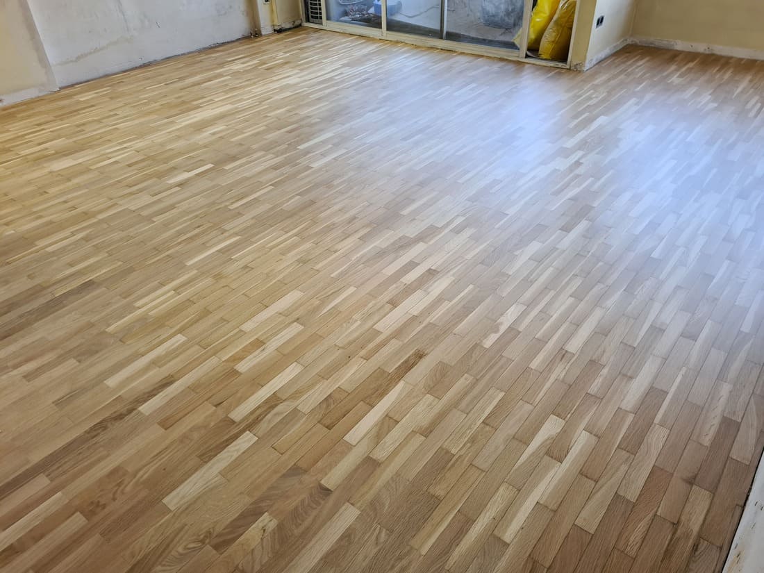 Detalle del suelo de parquet restaurado después de añadir las lamas - Andreu Parquets