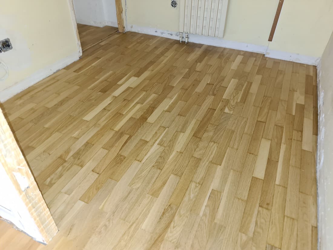 Detalle del suelo de parquet restaurado después de añadir las lamas - Andreu Parquets