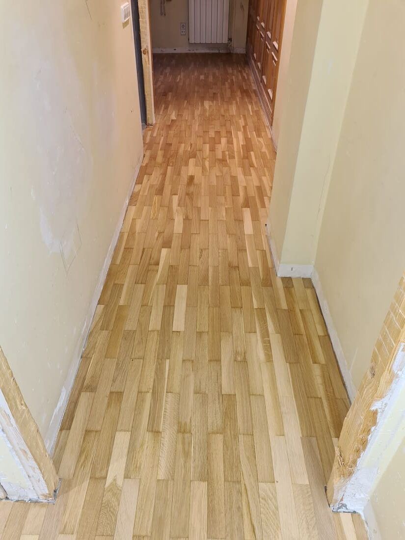 Detalle del suelo de parquet restaurado después de añadir las lamas - Andreu Parquets