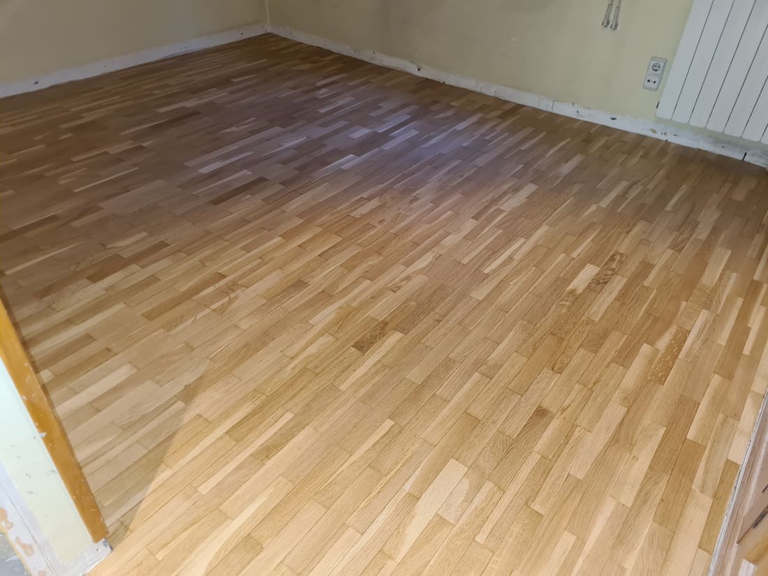 Detalle del suelo de parquet restaurado después de añadir las lamas - Andreu Parquets