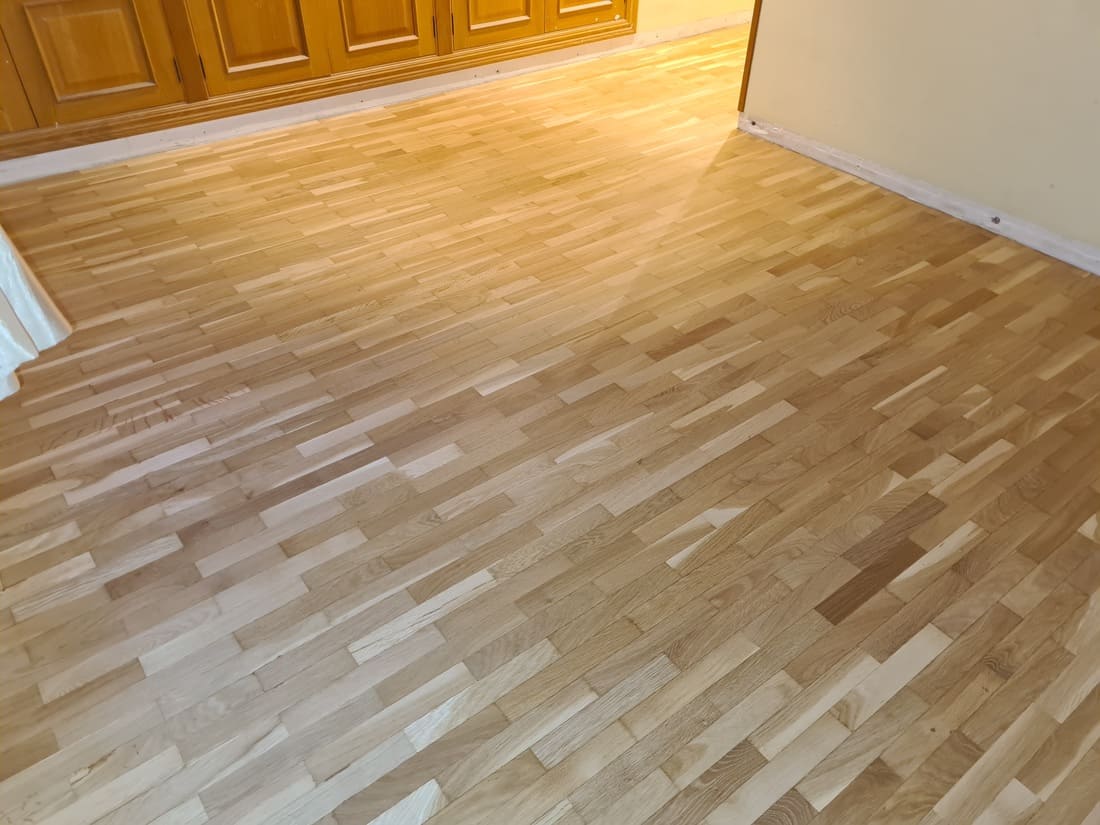 Detalle del suelo de parquet restaurado después de añadir las lamas - Andreu Parquets
