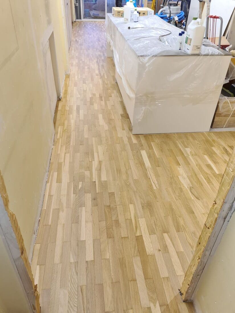 Detalle del suelo de parquet restaurado después de añadir las lamas - Andreu Parquets