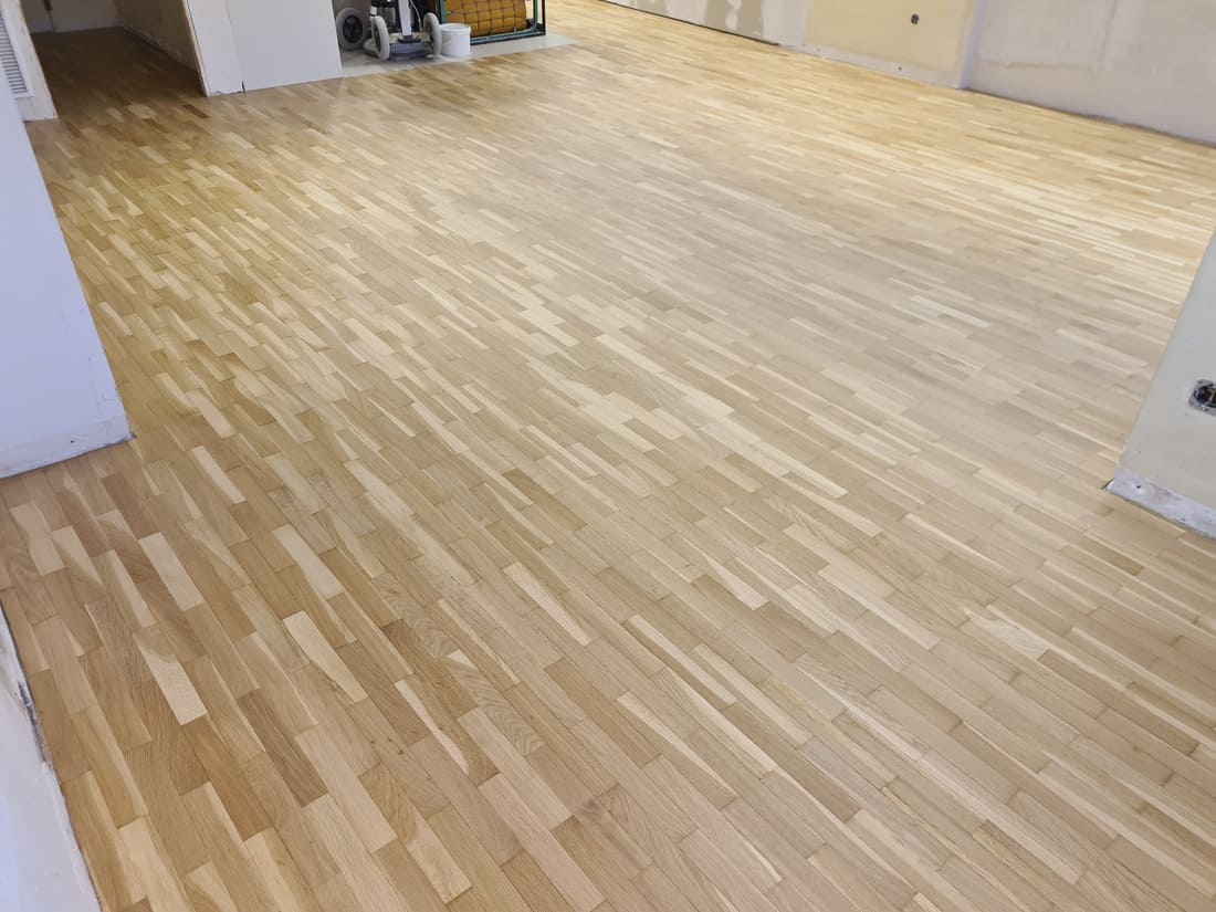 Detalle del suelo de parquet restaurado después de añadir las lamas - Andreu Parquets