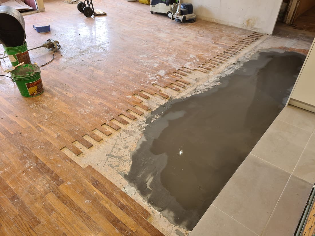 Restauración del parquet añadiendo lamas faltantes Andreu Parquets Lleida