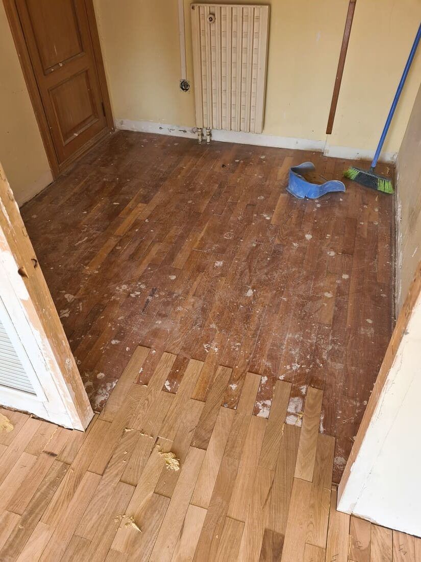 Restauración del parquet añadiendo lamas faltantes Andreu Parquets Lleida