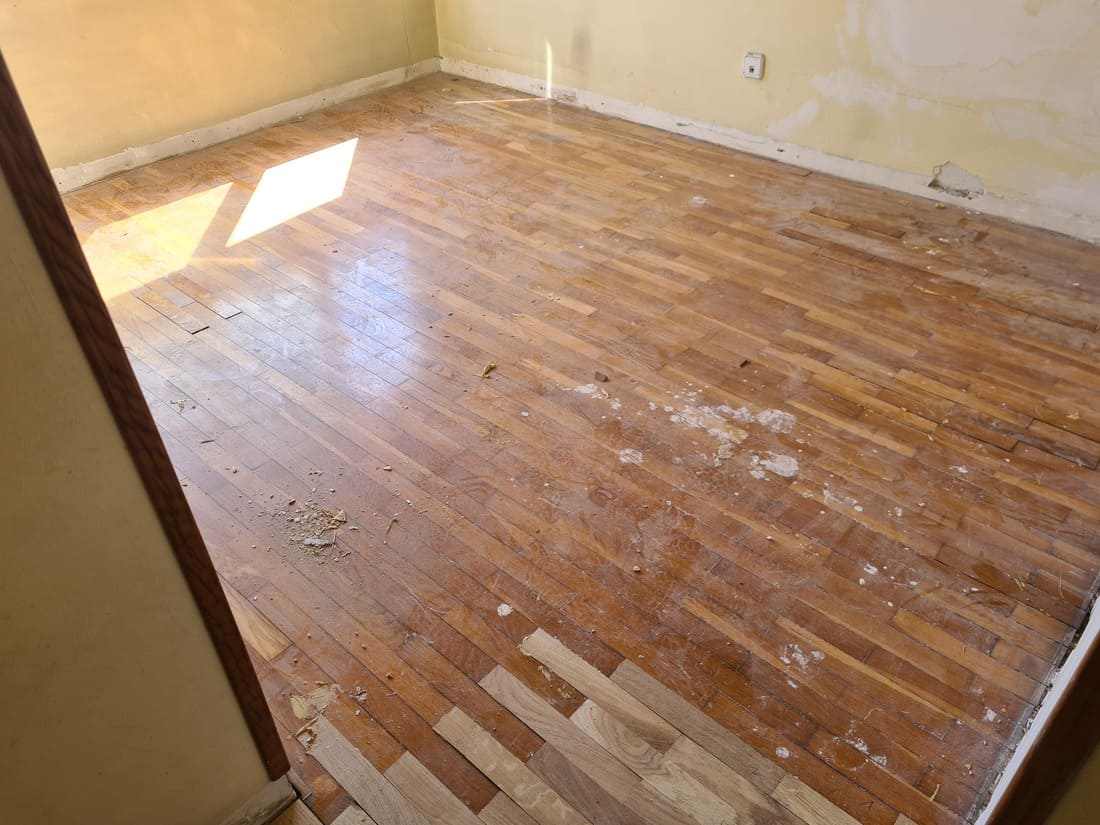Restauración del parquet añadiendo lamas faltantes Andreu Parquets Lleida
