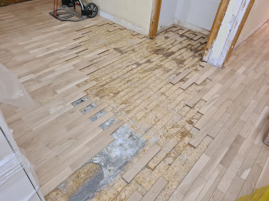 Restauración del parquet añadiendo lamas faltantes Andreu Parquets Lleida