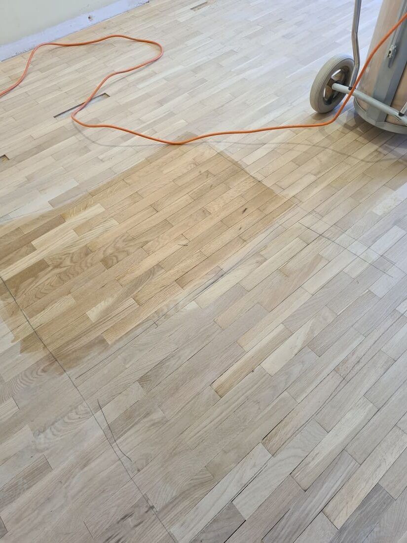 Restauración del parquet añadiendo lamas faltantes Andreu Parquets Lleida