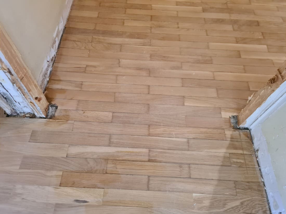 Restauración del parquet añadiendo lamas faltantes Andreu Parquets Lleida