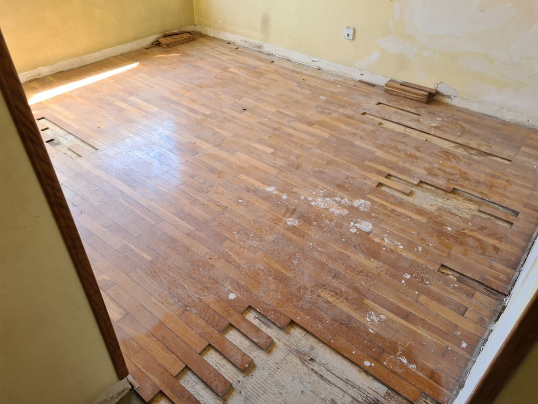 Restauración del parquet añadiendo lamas faltantes Andreu Parquets Lleida