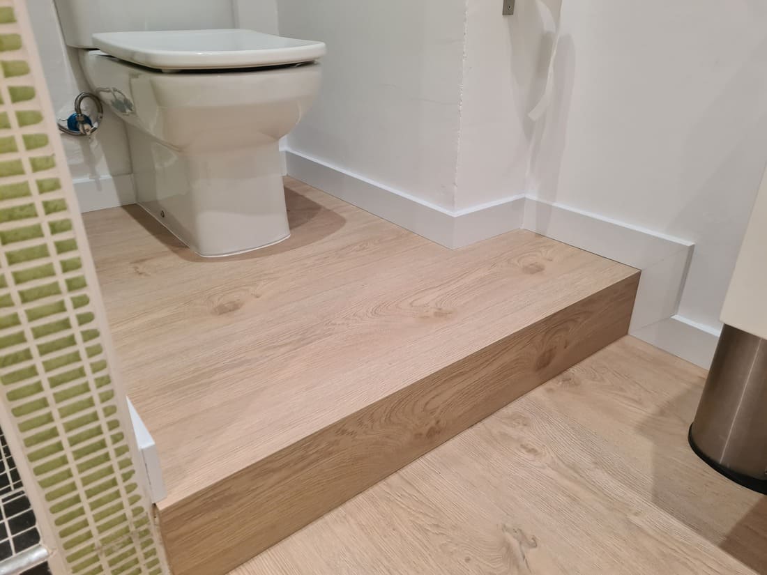 Detalle del pavimento laminado colocado en el baño Andreu Parquets Lleida