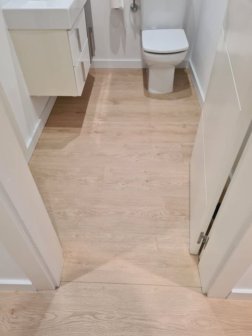 Detalle del pavimento laminado colocado en el baño Andreu Parquets