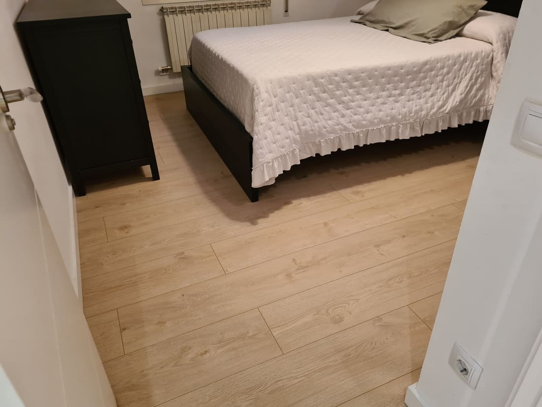 Detalle del pavimento laminado colocado en la habitación Andreu Parquets