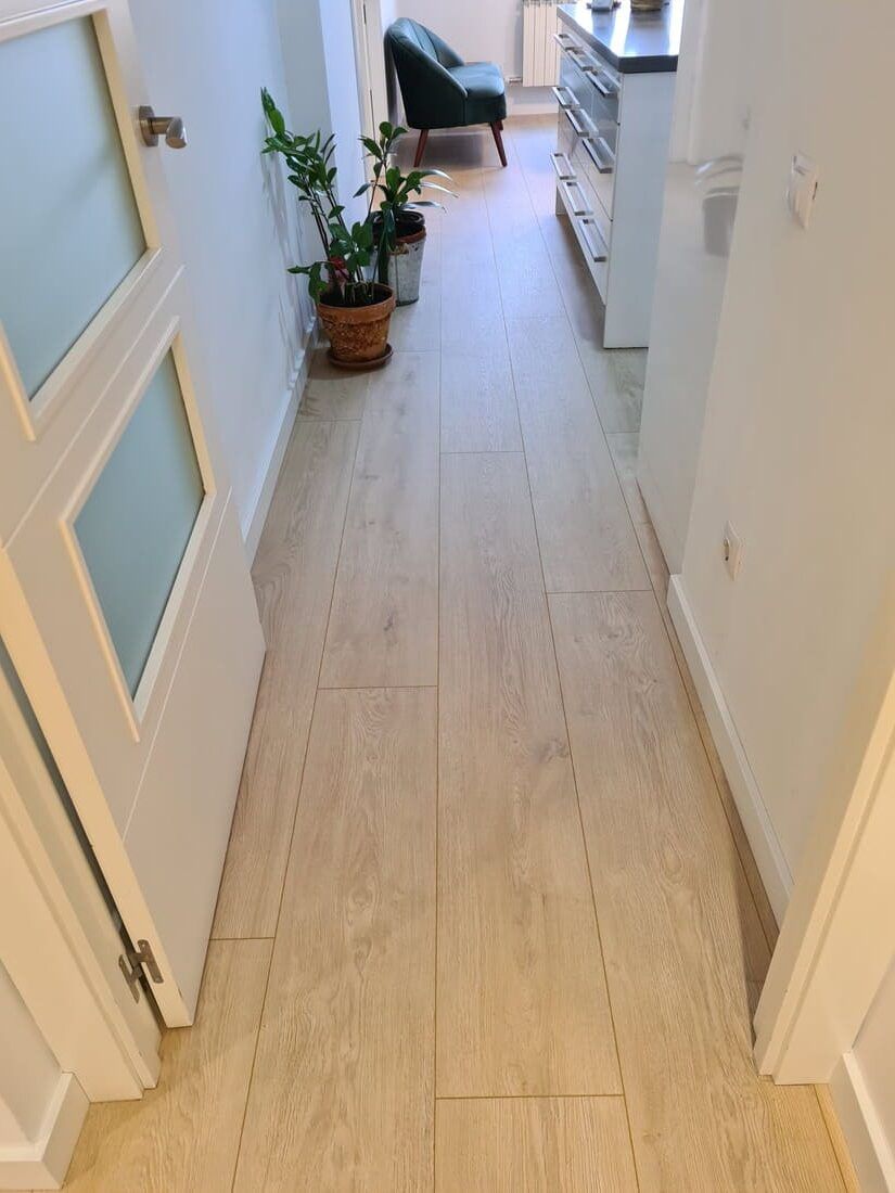 Detalle del pavimento laminado instalado en el pasillo Andreu Parquets