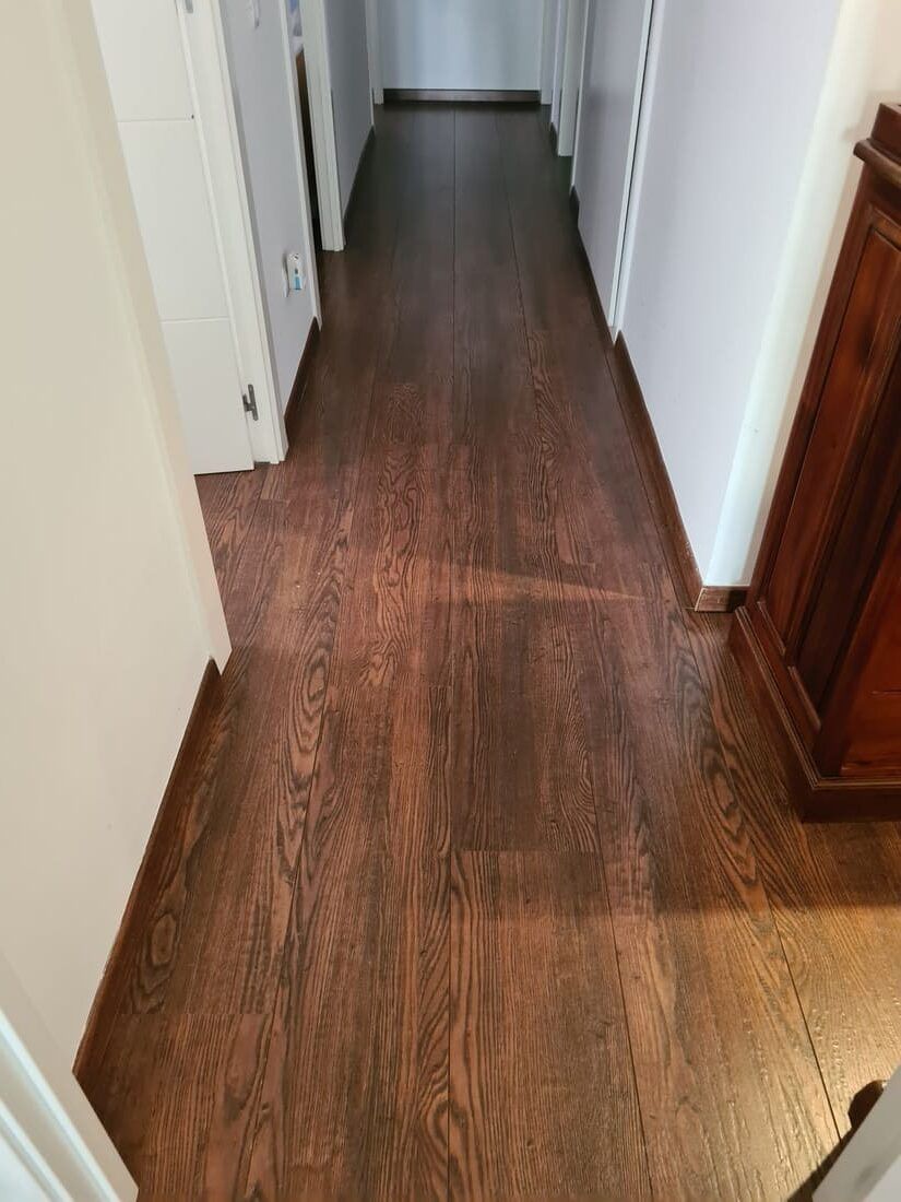 Imagen del pavimiento laminado oscuro antes de retirar Andreu Parquets Lleida
