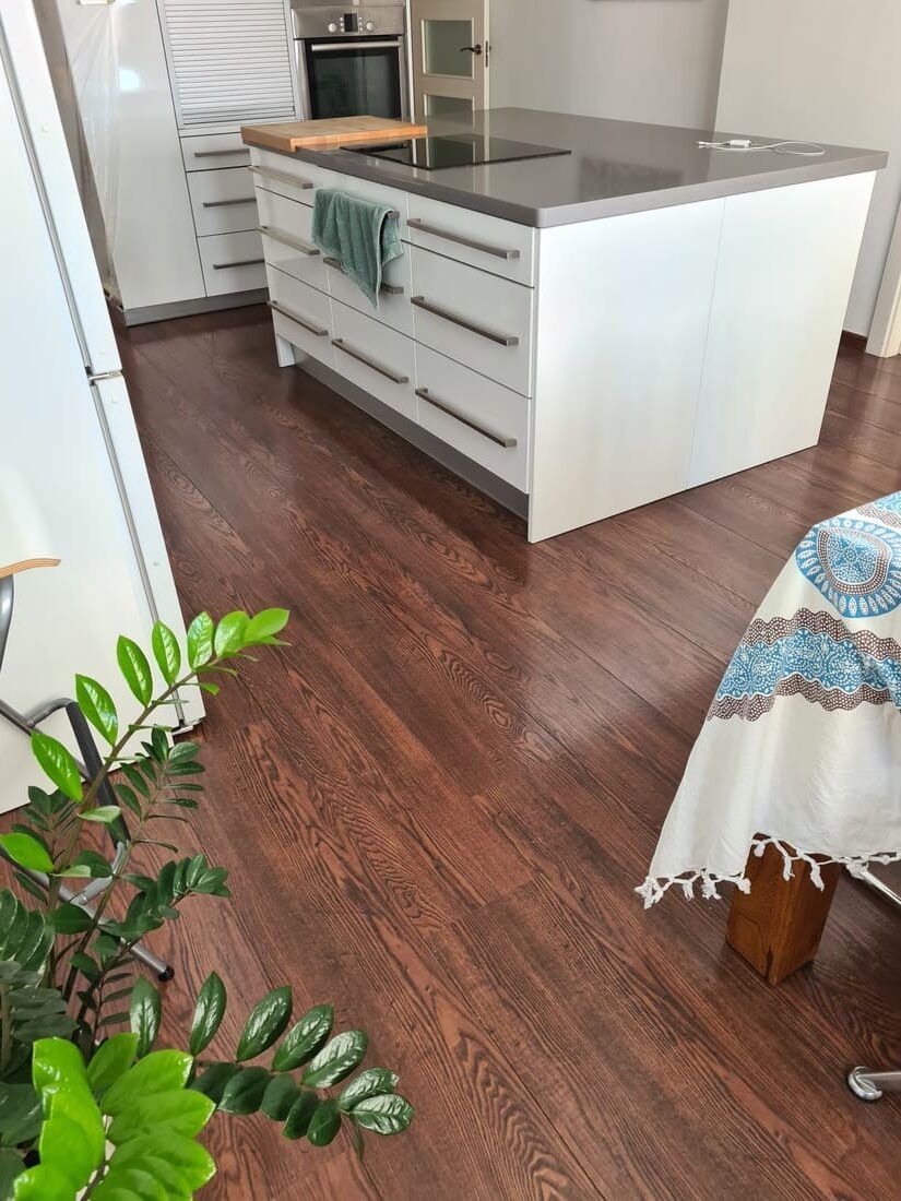 Imagen del pavimiento laminado oscuro antes de retirar Andreu Parquets