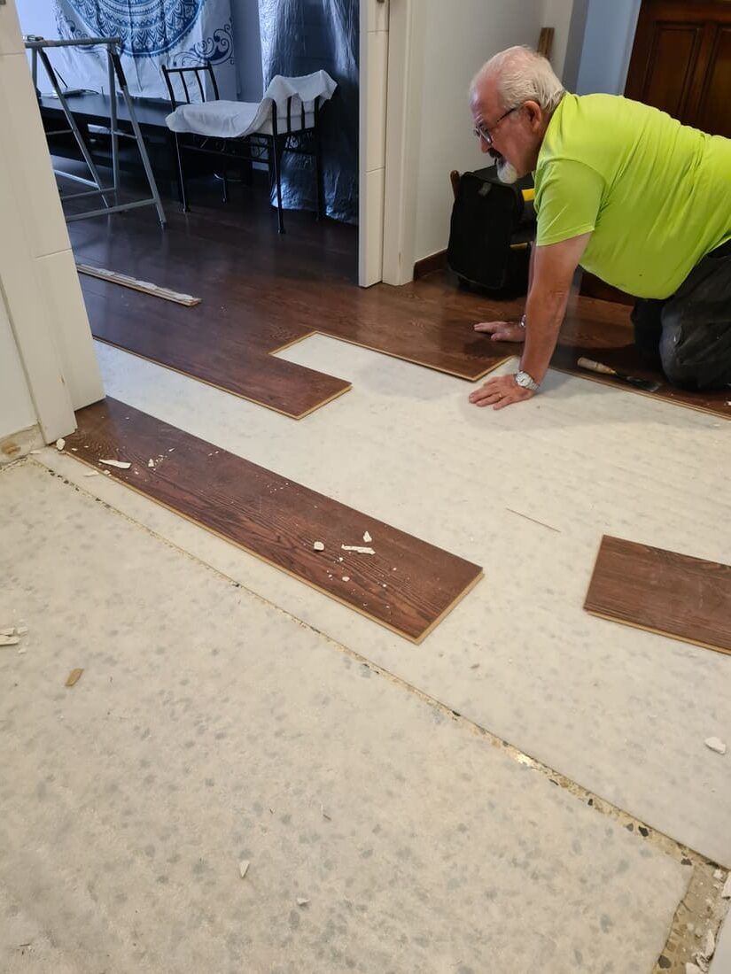 Trabajos de quitar el pavimiento laminando para substituirlo por uno que de más luz a la vivienda Andreu Parquets
